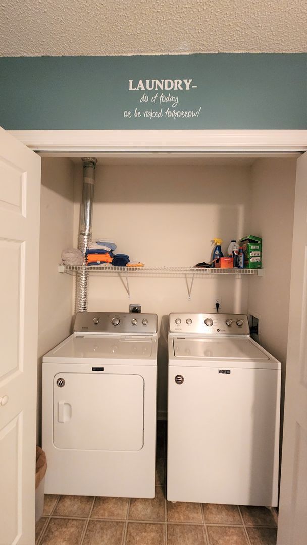 Building Photo - Beautiful 3 bed 2 1/2 bath townhome in a g...