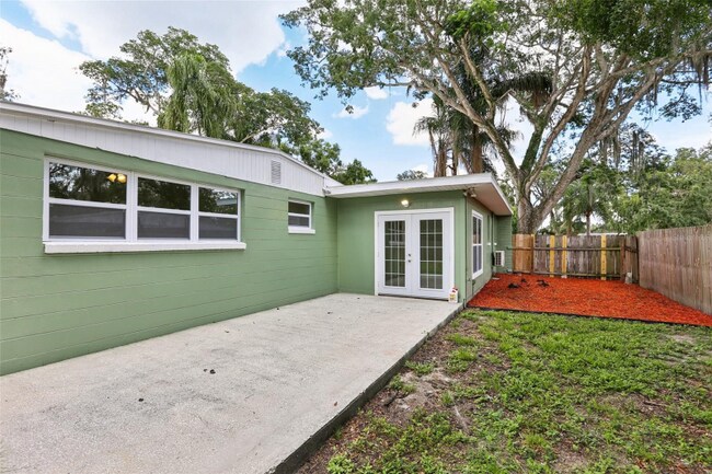 Building Photo - 607 E River Dr