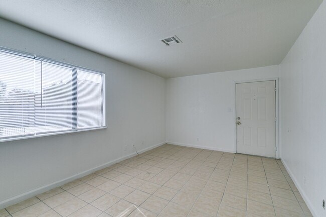 Building Photo - 6987 Mendon Ln