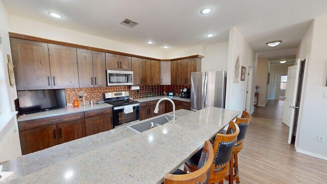 Building Photo - 3-Bedroom/2.5-Bathroom in Alamogordo, NM