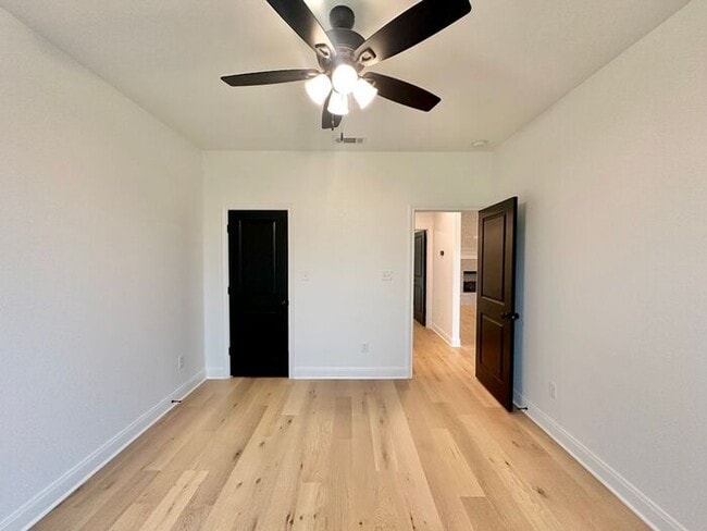 Building Photo - Available Now! Luxurious 3 Bedroom 2 Bath ...