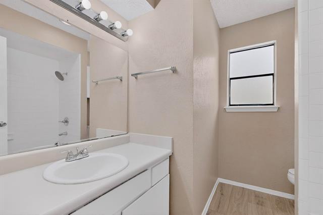 Building Photo - 913 W Rochelle Rd