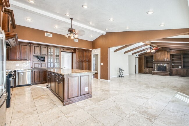 Building Photo - Beautiful House with 4 bed - 2 baths - office & covered big Jacuzzi