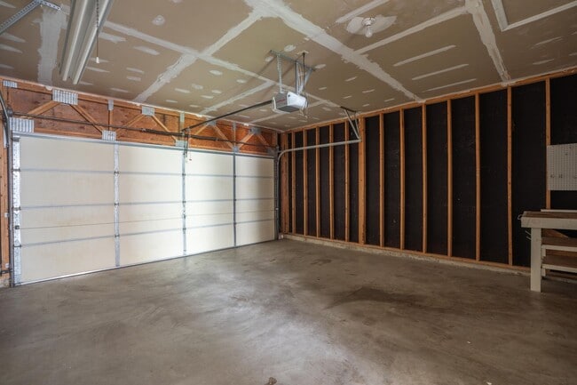 Building Photo - 16944 Hickory Crest Dr