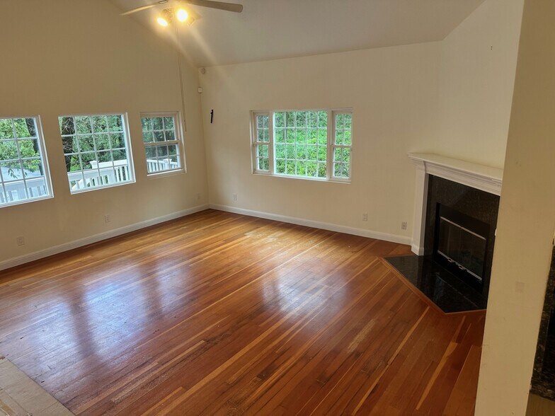 Building Photo - 16220 Greenwood Ln