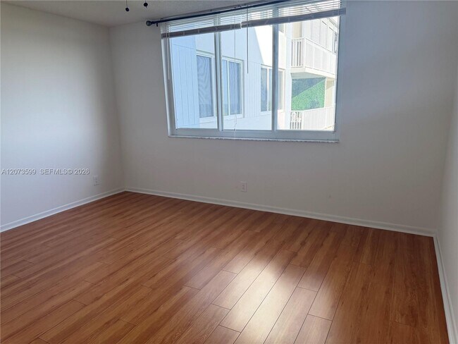 Building Photo - 4200 Hillcrest Dr