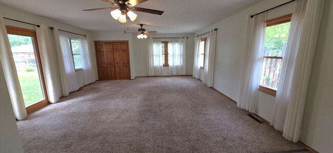 Building Photo - 3 Bedrooms! 2 Living areas! close to Mall! $1695