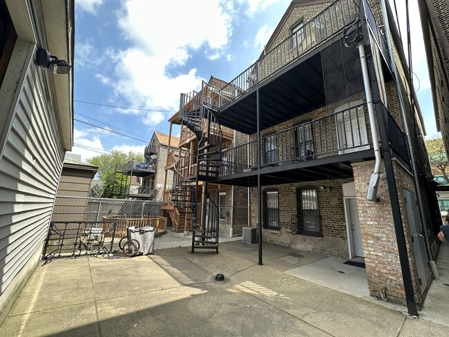 Building Photo - 1516 N Greenview Ave