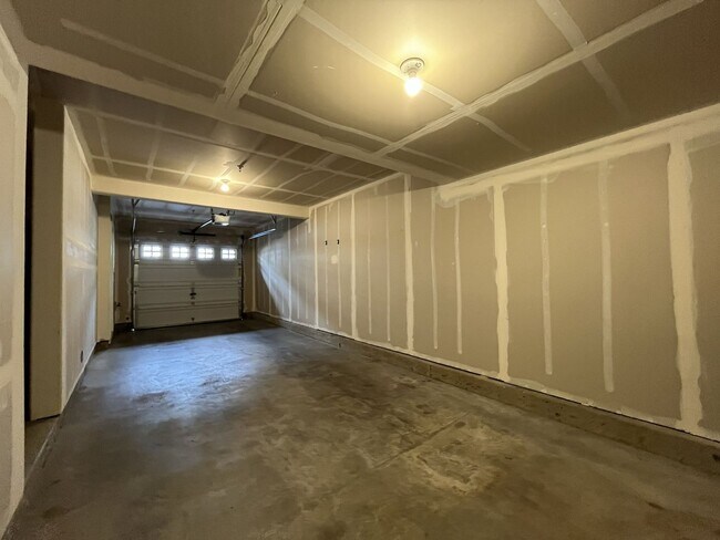 Building Photo - 2 Bedroom 2.5 Bathroom with 2 Tandem Car garage ~ Convenient Cedar Mill Location Near St. Vincent...