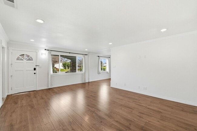 Building Photo - Sunning 3BD/3BA w/Bonus Room and Private Yard