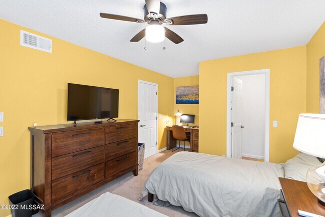 Building Photo - 6414 N Tierra De Las Catalinas