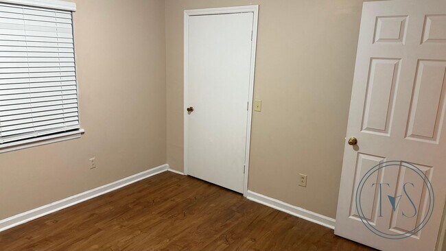 Building Photo - RATE DROP ALERT (was $1600/month) and MOVE-IN SPECIAL: 1ST FULL MONTH'S RENT FREE!**