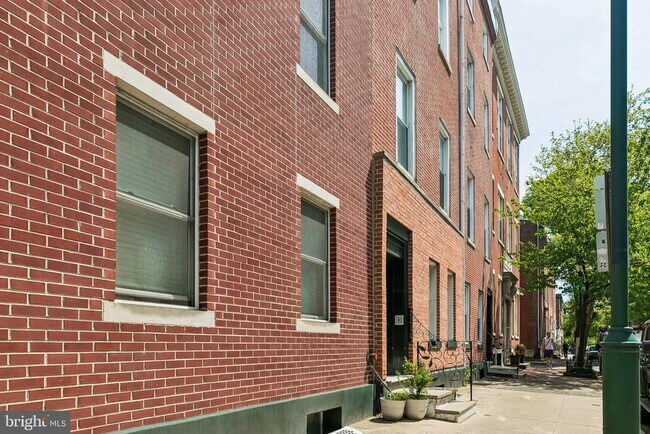 Building Photo - 303 S 11th St