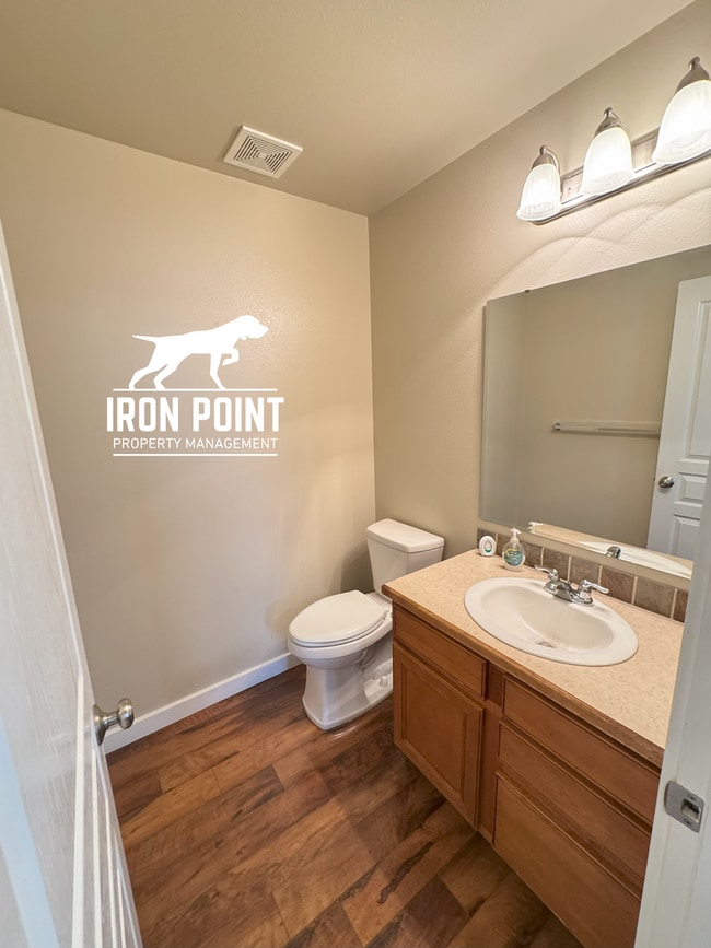 Building Photo - 5bed/3bath home w/community pool, fenced y...