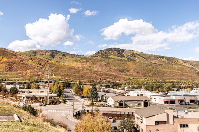Building Photo - 2 Bedroom Fireside Condo- Minutes away from Park City Mountain
