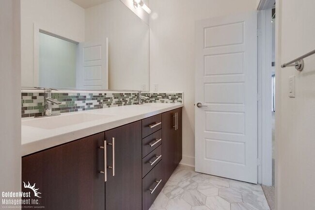 Building Photo - Modern 3Bdm 2.5Ba Townhome in the Heart of...