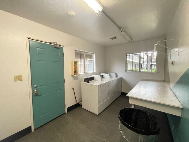 Building Photo - Downstairs 1-Bedroom Apartment, Private Patio, New Carpet & On-Site Laundry