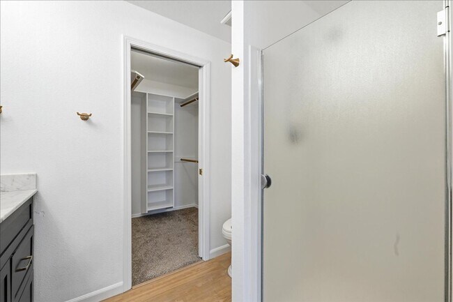 Building Photo - 3 Bedroom 2.5 Bathroom Townhouse in Southeast Boise