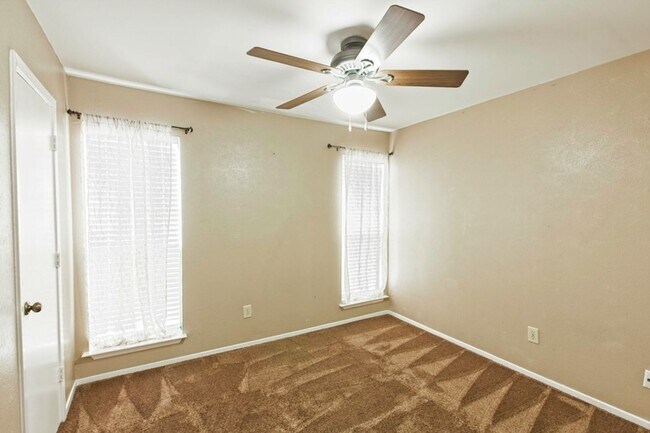 Building Photo - Dallas Townhome with Reserved Parking
