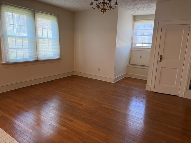 Building Photo - 122 E Main St