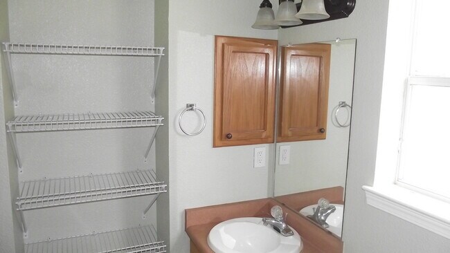 Building Photo - Northeast El Paso 3 Bed/2 Bath with Refrig A/C