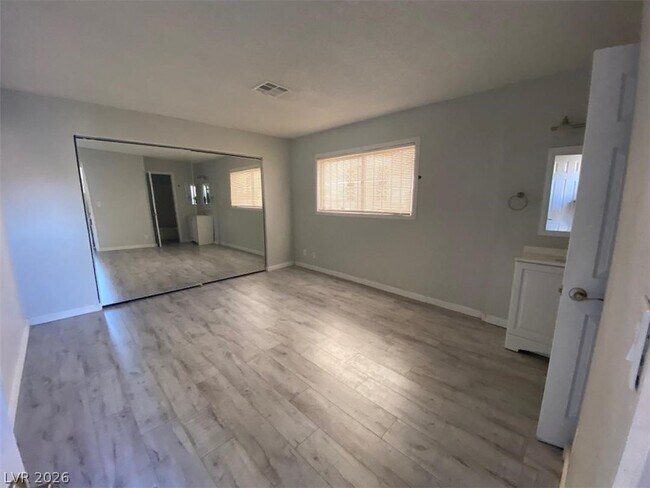 Building Photo - 5215 Gray Ln