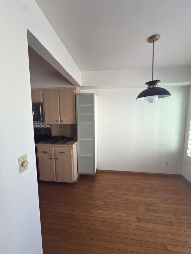 Building Photo - DESIRABLE TWO BEDROOM TWO BATH HOME IN STUDIO CITY