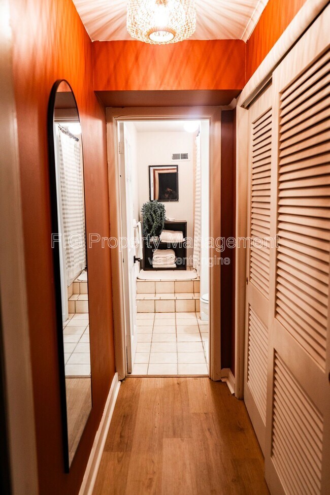 Building Photo - 3622 Hillvale Cir
