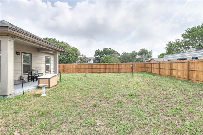 Building Photo - 2533 Lorine Dr