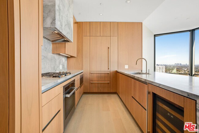 Building Photo - 211 Elm Ct