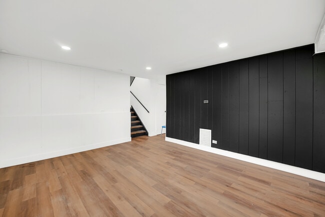 Building Photo - 158 Chestnut St