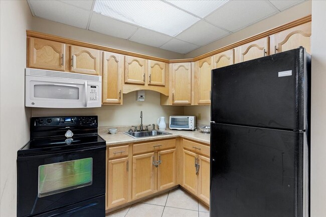 Building Photo - Beautiful 2bed 2bath Condo with stunning O...