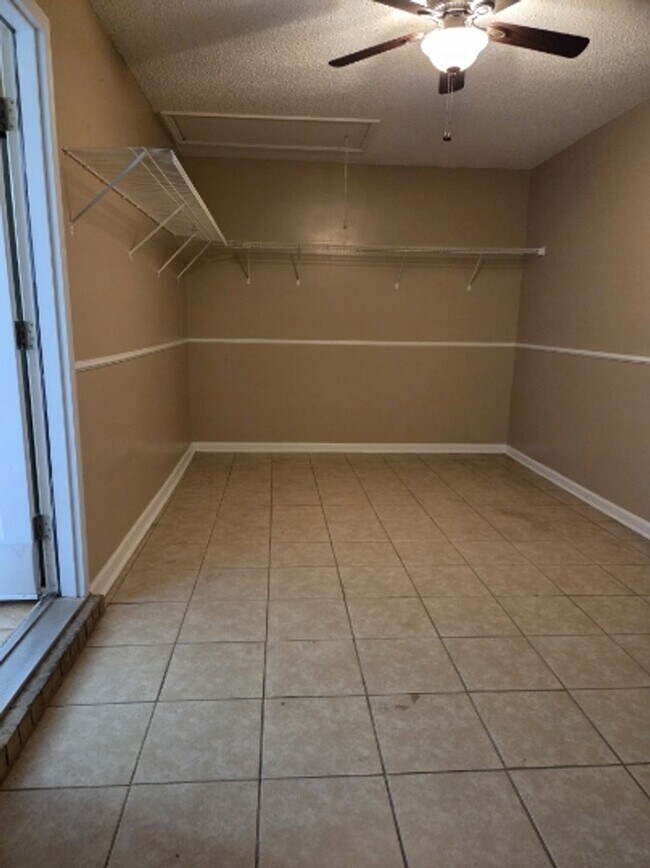 Building Photo - Beautiful home in a very quiet neighborhood