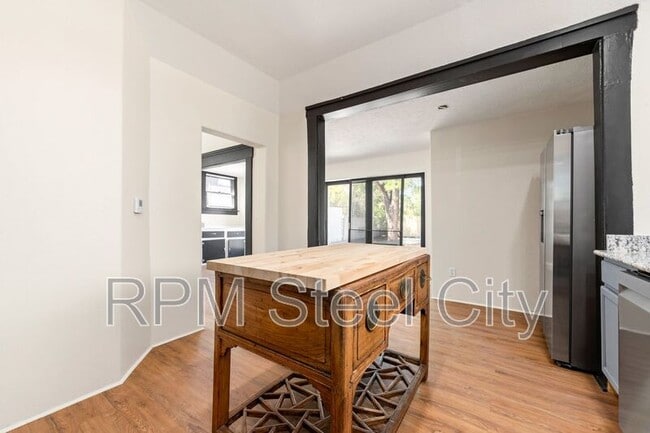 Building Photo - 2125 N Grand Ave