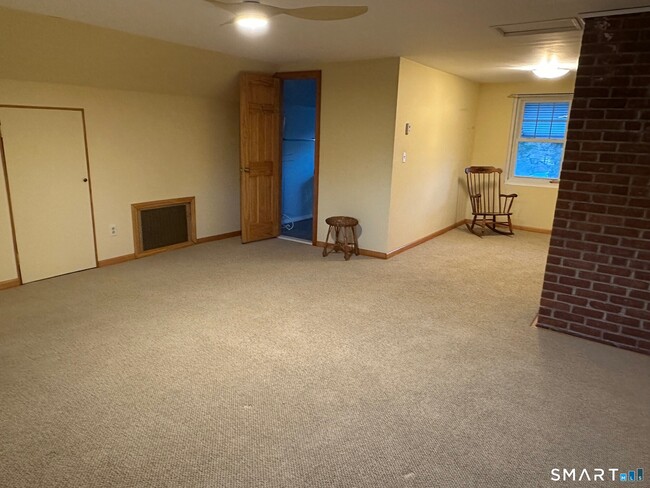 Building Photo - 989 N Farms Rd