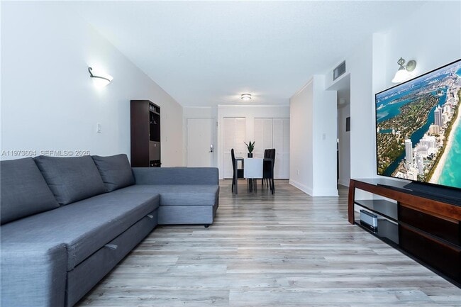 Building Photo - 8889 Fontainebleau Blvd