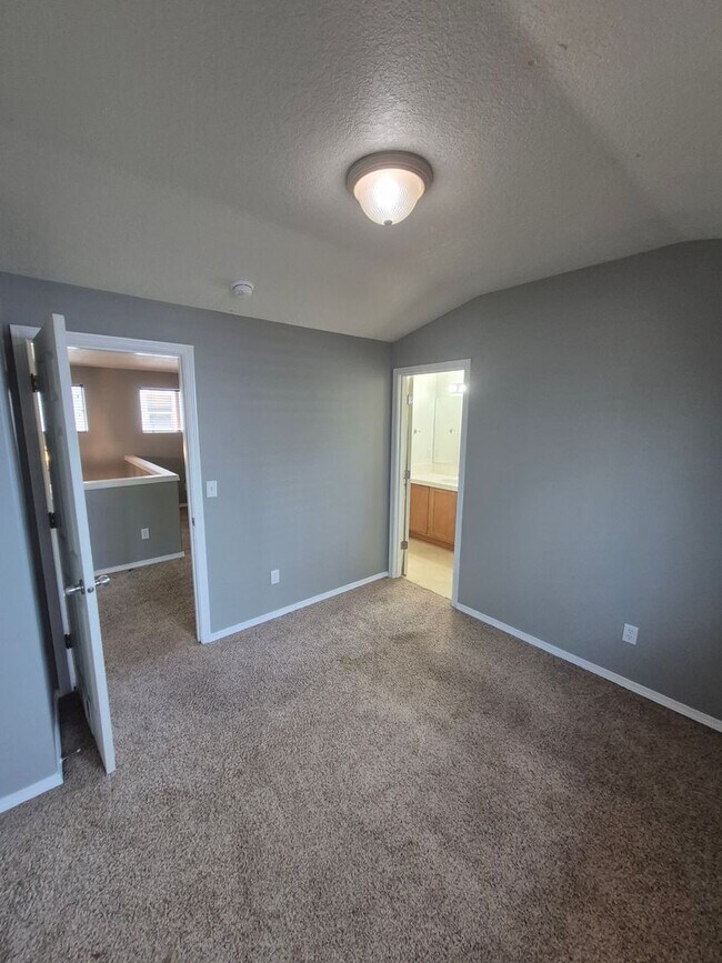Building Photo - Family home in Hillsboro.
