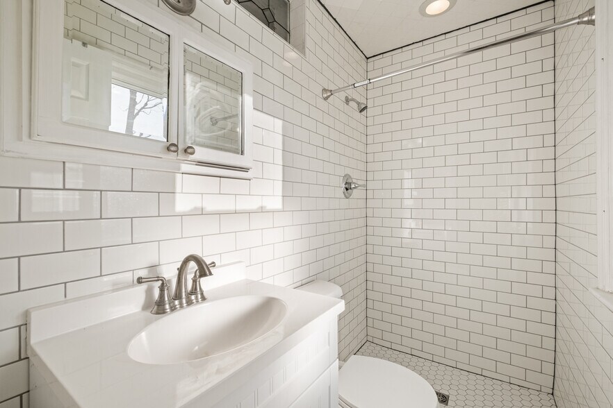 Building Photo - 318 Castleview Dr