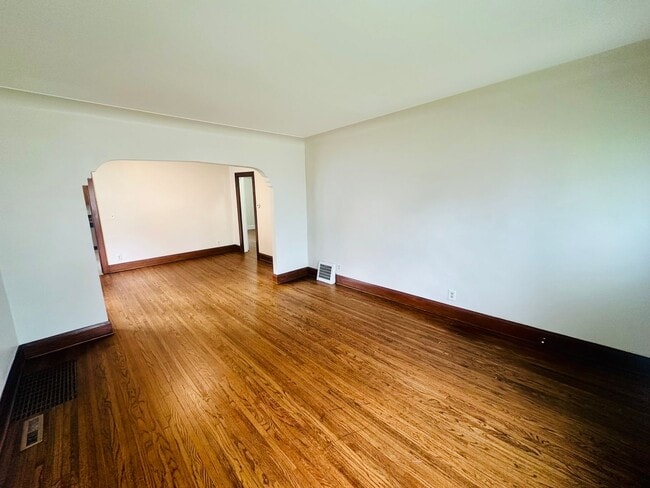 Building Photo - Stylish 3-Bedroom Home in Northeast Minnea...