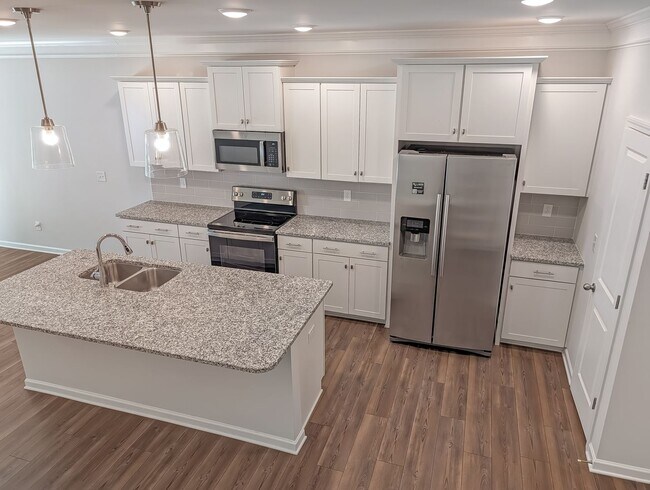 Building Photo - Spacious 3 Bed / 2.5 Bath Townhouse with Loft & 1-Car Garage