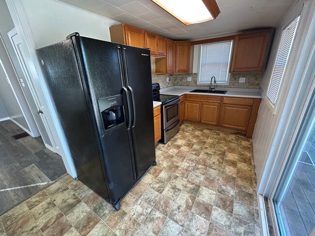 Building Photo - Nice-sized 3-bedroom 1-bath home with a la...