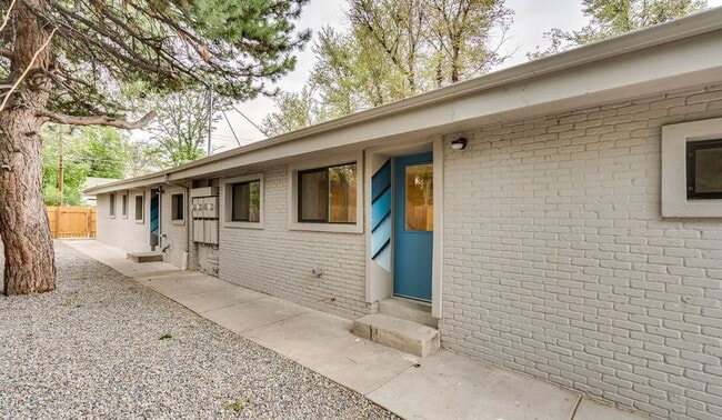 Building Photo - Beautiful Ground Level 2 Bedroom in Lakewood w/ In-Unit W/D!- Pets Welcome!