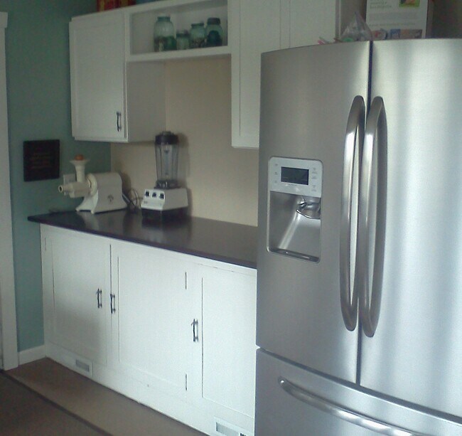 Building Photo - 1002 E Victor St