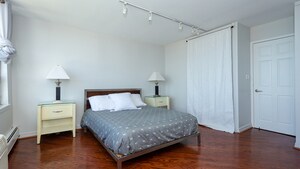 Building Photo - 6171 N Sheridan Rd