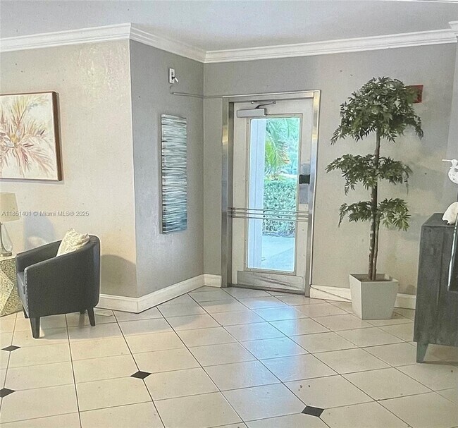 Building Photo - 2801 N Palm Aire Dr