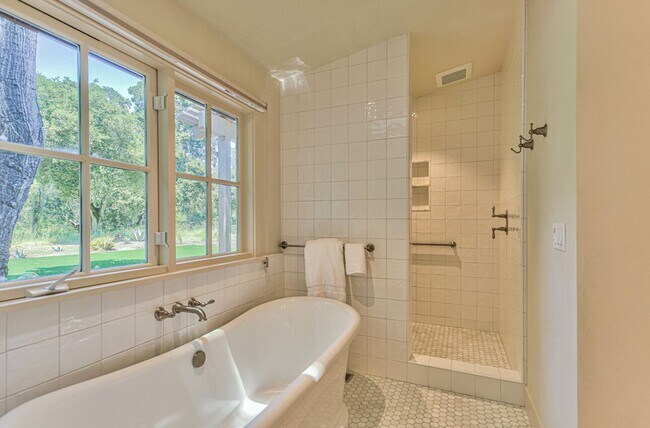 Building Photo - Luxury Living in Corral de Tierra!