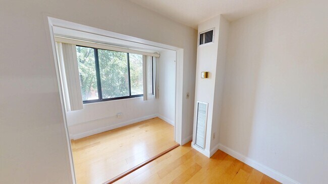 Building Photo - 1731 Beacon St
