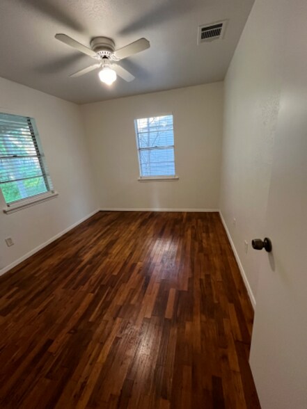 Building Photo - 102 E Pecan St