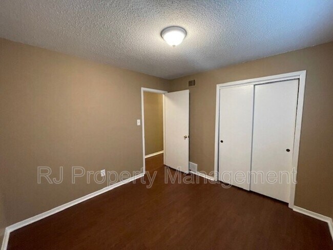 Building Photo - 3432 Powell Ave