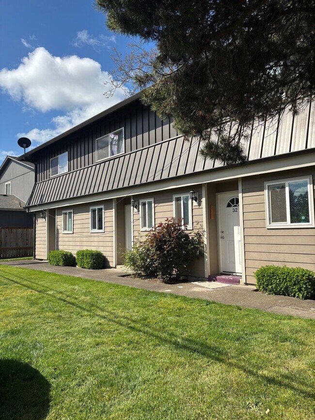Building Photo - $1,000.00  OFF  1ST  FULL  MONTH'S  RENT   Pet-friendly Townhouse Near Parks and Downtown Newberg...